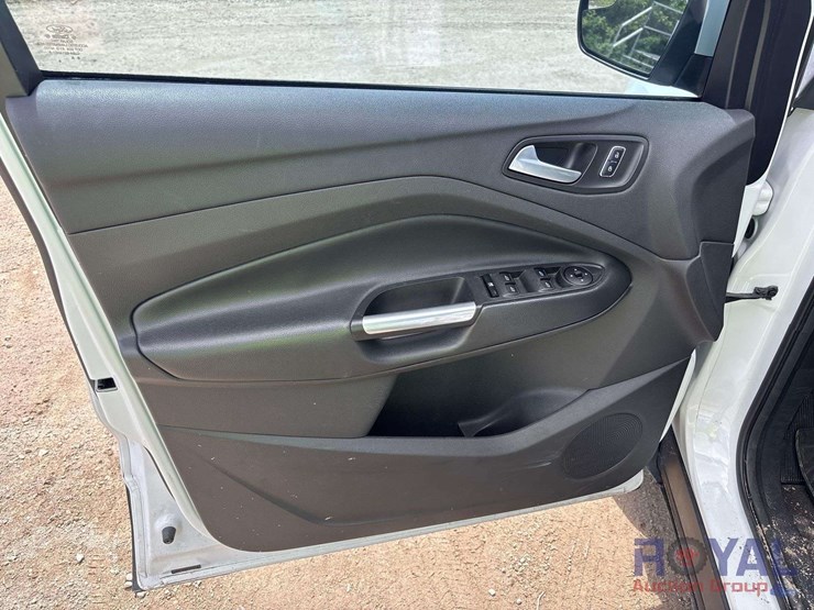 2016-ford-escape-se-image-12