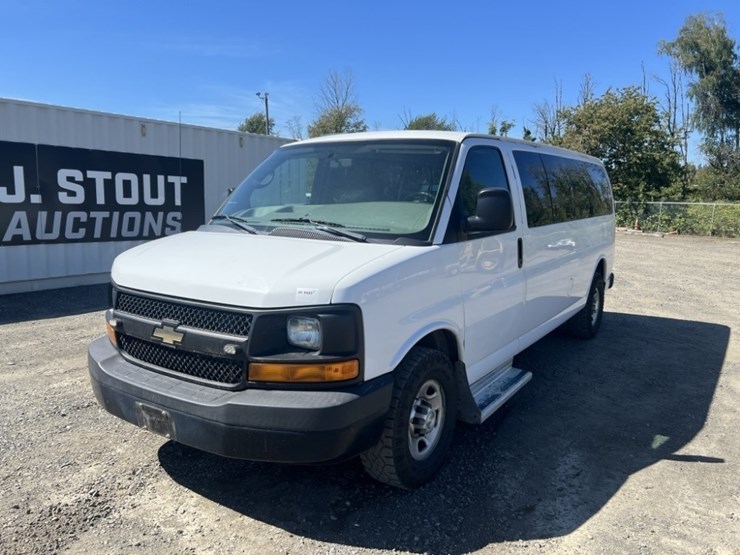 2015-chevrolet-express-3500-image-1