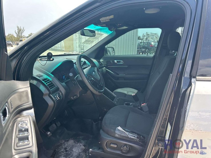 2016-ford-explorer-image-17