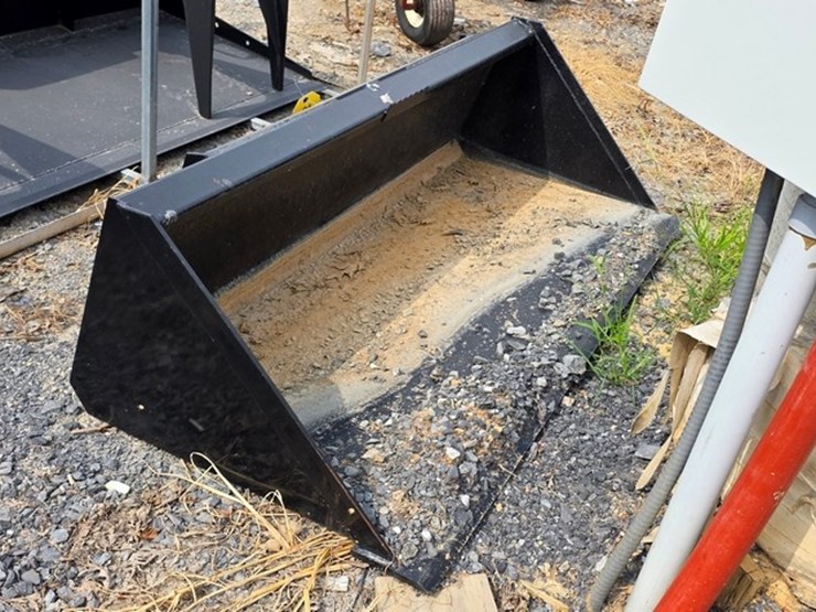 new-swict-66"-skidloader-bucket-image-3