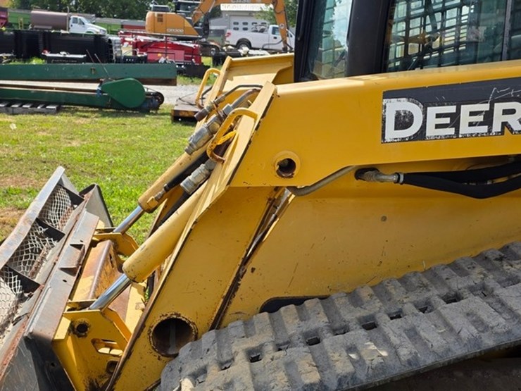 2007-deere-ct332-image-26