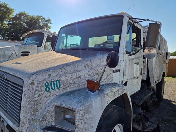 2002-freightliner-fl70-image-27