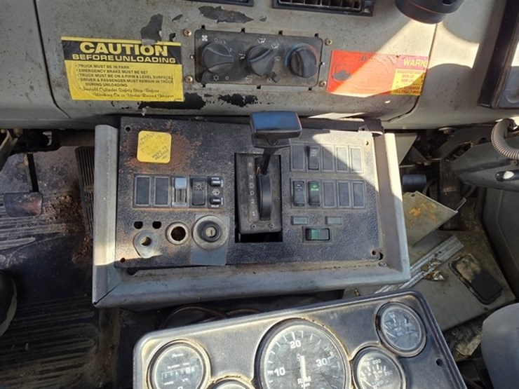 2002-freightliner-fl70-image-48