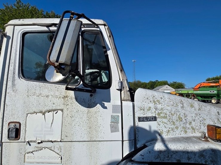 2002-freightliner-fl70-image-9