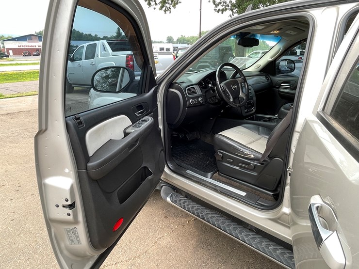 2008-chevrolet-suburban-image-53
