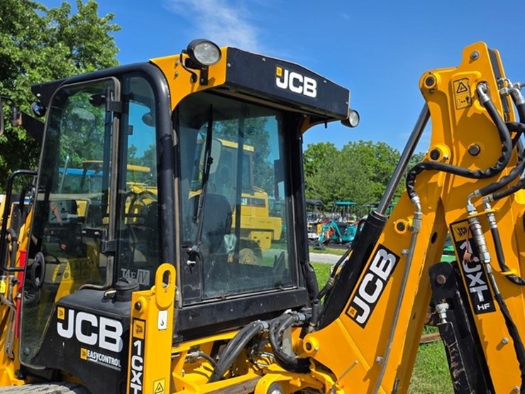 2021-jcb-1cxt-image-19