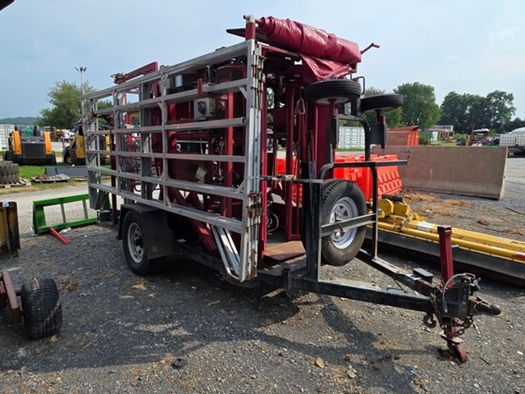 comfort-chute-h-series-hoof-trimming-trailer-image-1