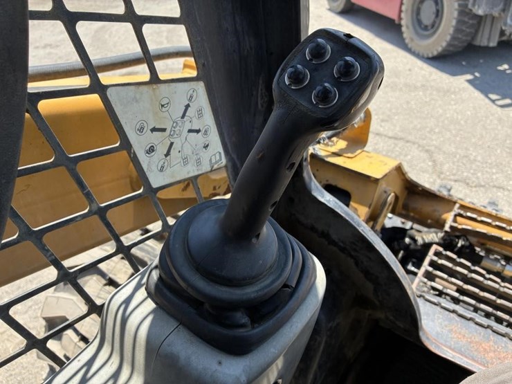 2013-caterpillar-262d-image-13