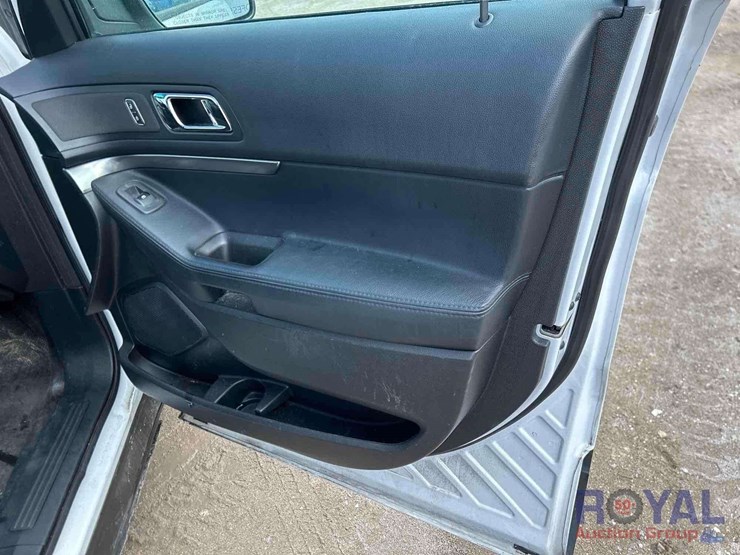 2016-ford-explorer-image-21