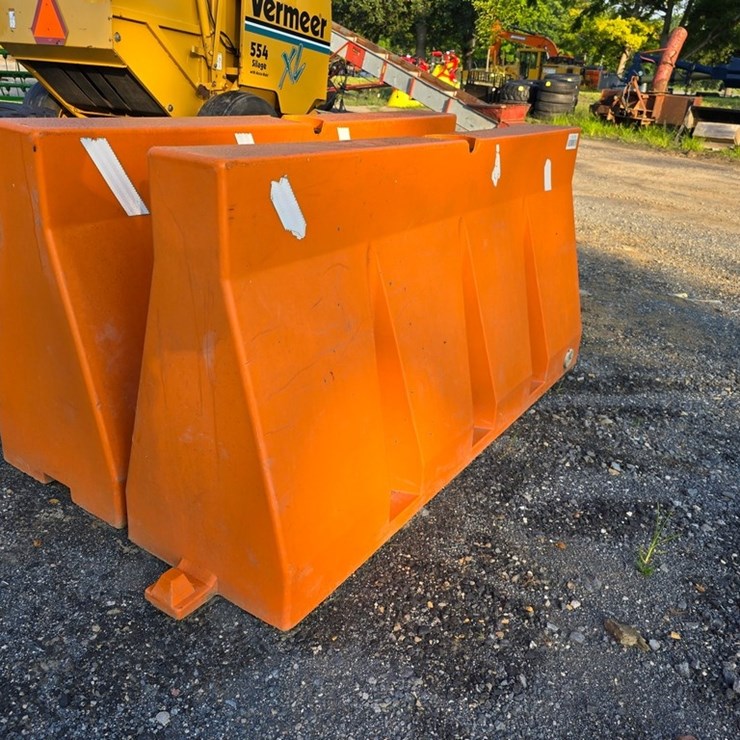 2-6'Orange Plastic Barriers