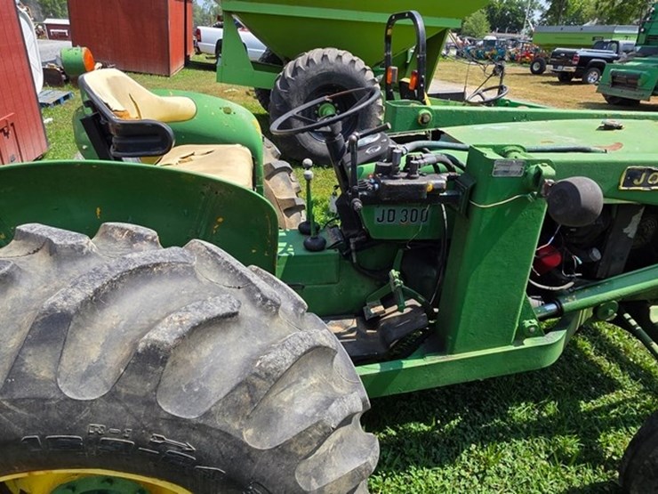 john-deere-300-image-12