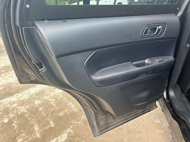 2016-ford-explorer-image-16