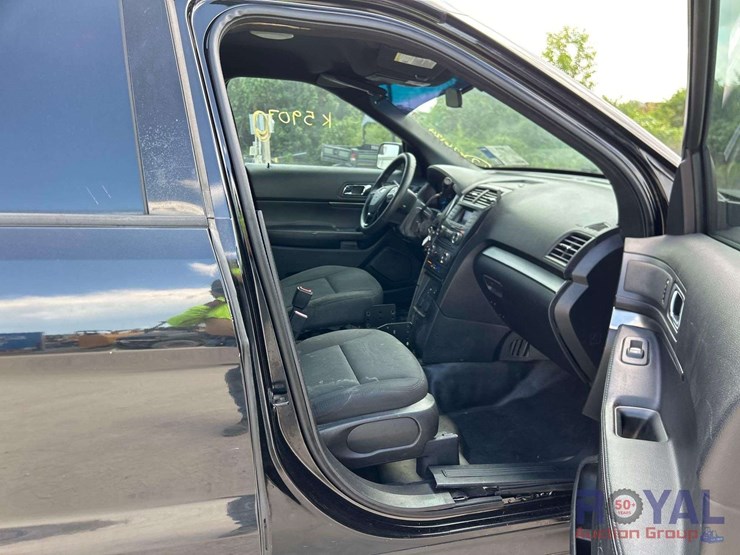2017-ford-explorer-image-24