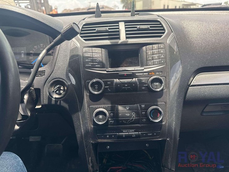 2019-ford-explorer-image-15