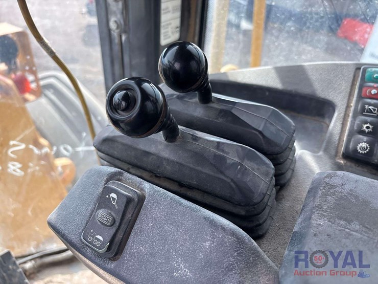 2011-deere-844k-image-17