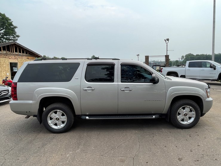 2008-chevrolet-suburban-image-4