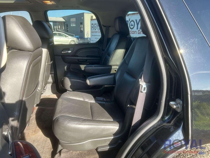 2013-cadillac-escalade-image-19