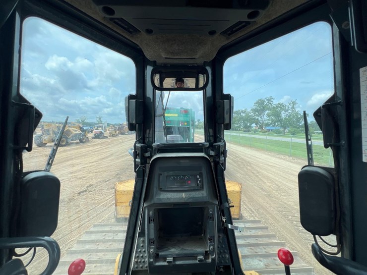 2020-deere-700k-lgp-image-43