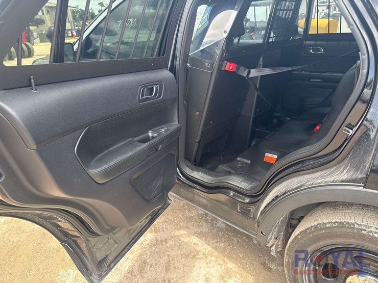 2019-ford-explorer-image-18