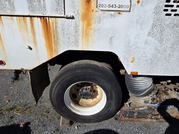 2002-freightliner-fl70-image-12