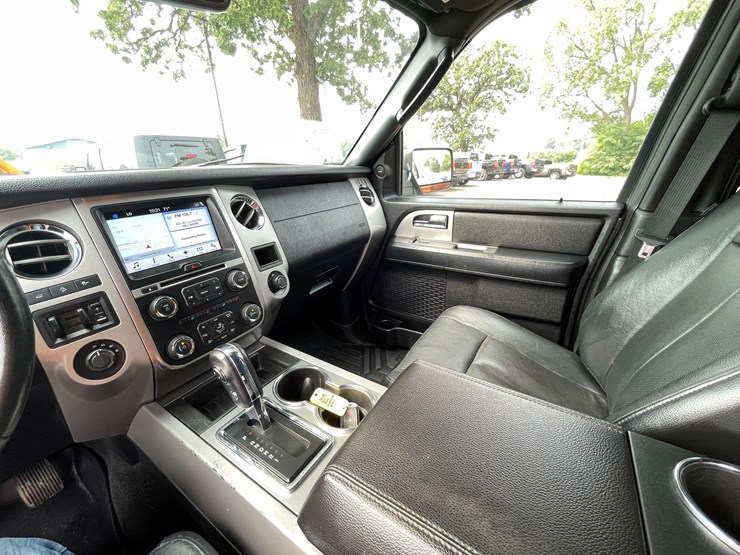 2017-ford-expedition-limited-image-39
