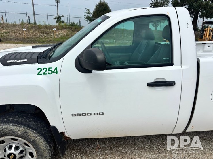 2013-chevrolet-3500hd-image-23