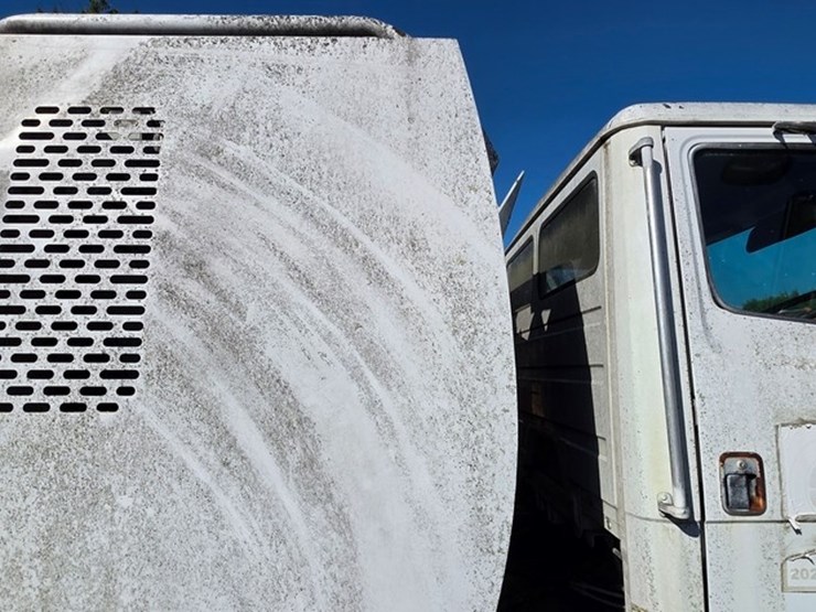 2002-freightliner-fl70-image-11