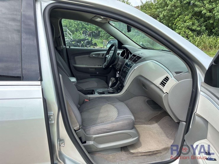 2011-chevrolet-traverse-image-21