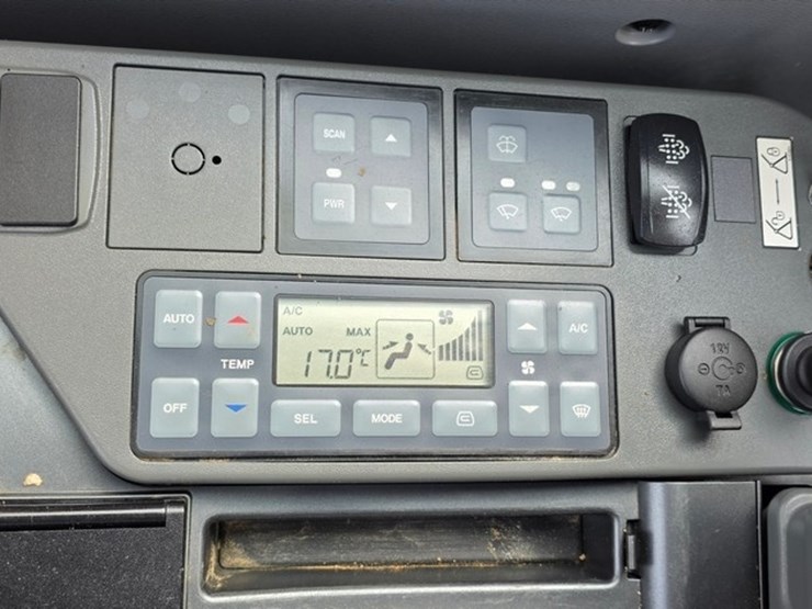 2021-jcb-1cxt-image-85
