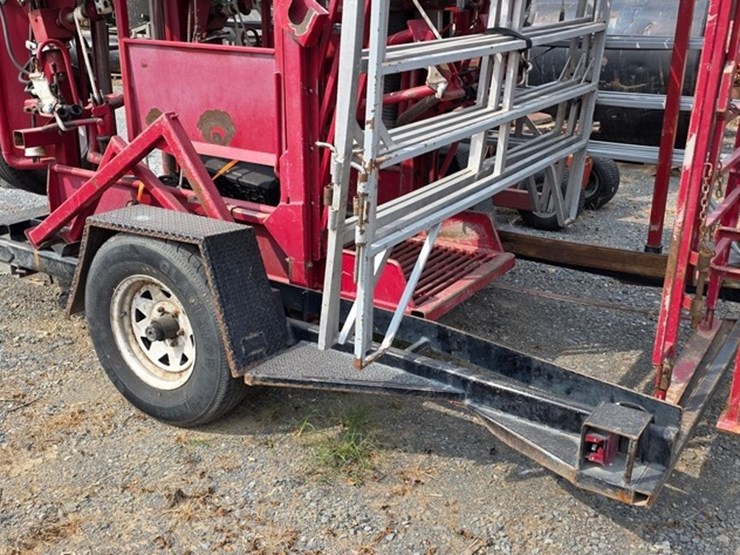 comfort-chute-h-series-hoof-trimming-trailer-image-12