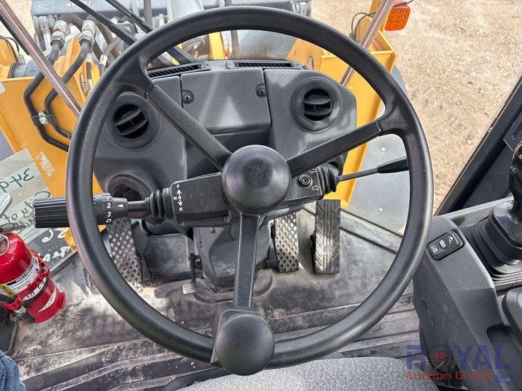2018-deere-524k-image-10