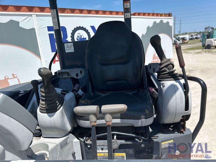 2017-deere-30g-image-24