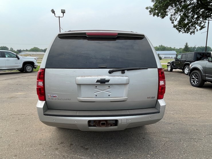 2008-chevrolet-suburban-image-6