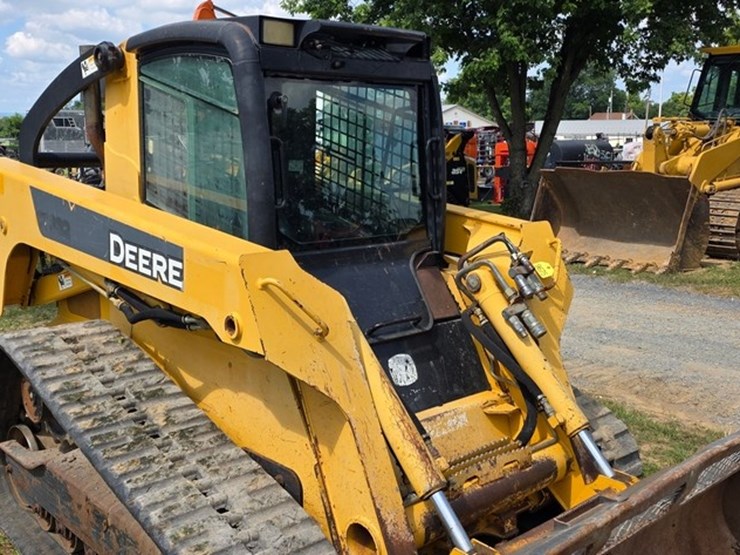 2007-deere-ct332-image-7