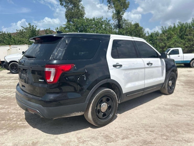 2016-ford-explorer-image-3