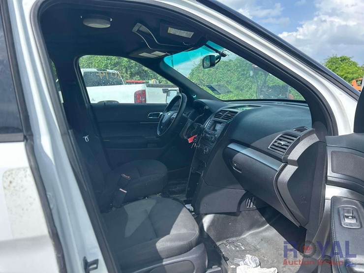 2016-ford-explorer-image-18