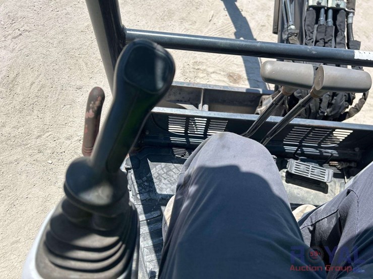 2017-deere-30g-image-28