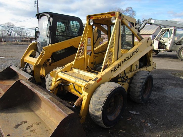 new-holland-l779-image-1