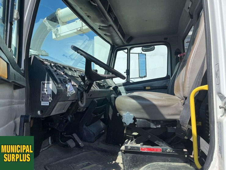 2000-freightliner-fl80-image-10