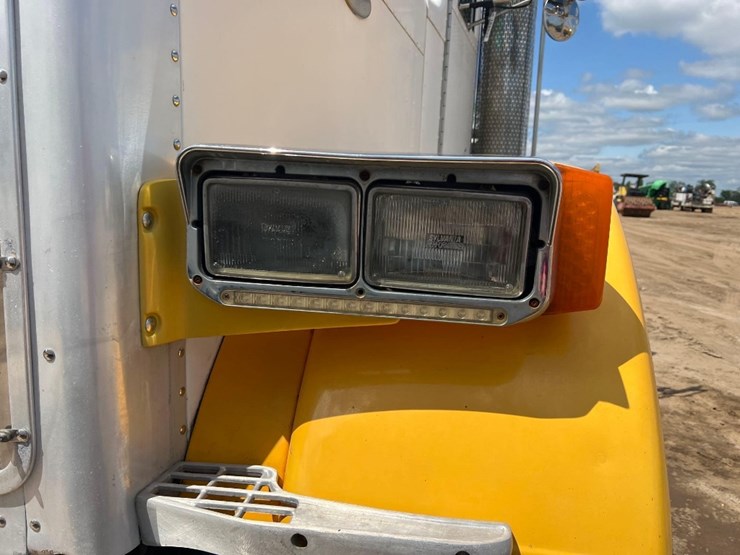 1996-peterbilt-379-image-9