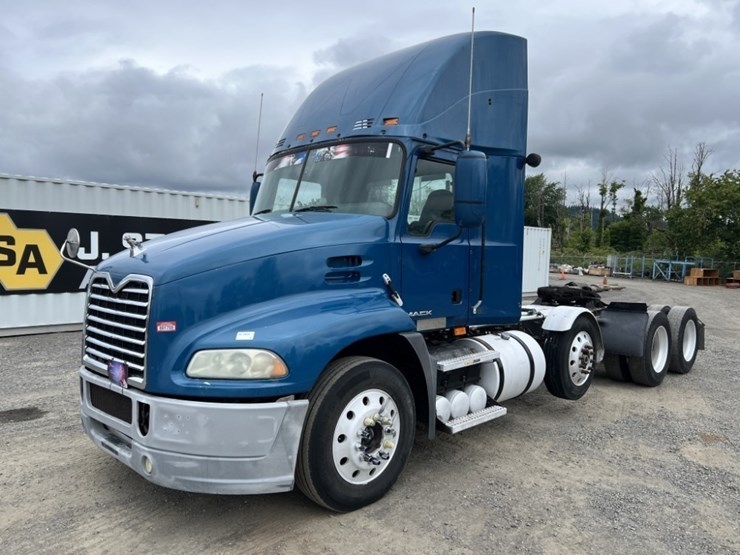 2010-mack-cxu613-tri-axle-truck-tractor-image-1