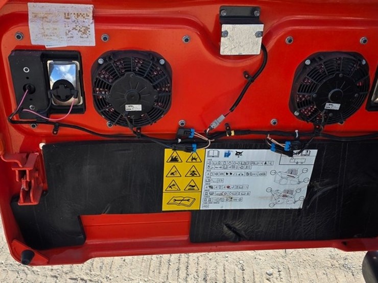 2023-bobcat-t770-image-41