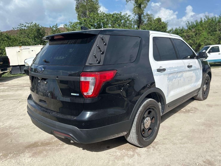 2016-ford-explorer-image-3