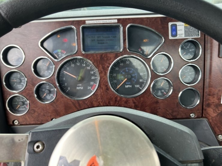 2010-mack-cxu613-tri-axle-truck-tractor-image-32