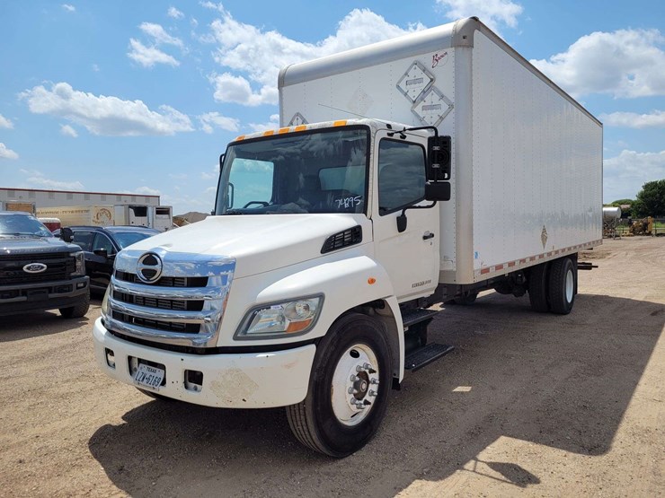 2013-hino-268-image-1