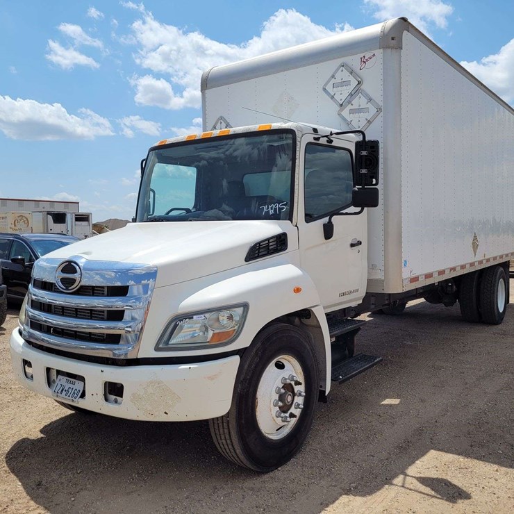 2013 HINO 268
