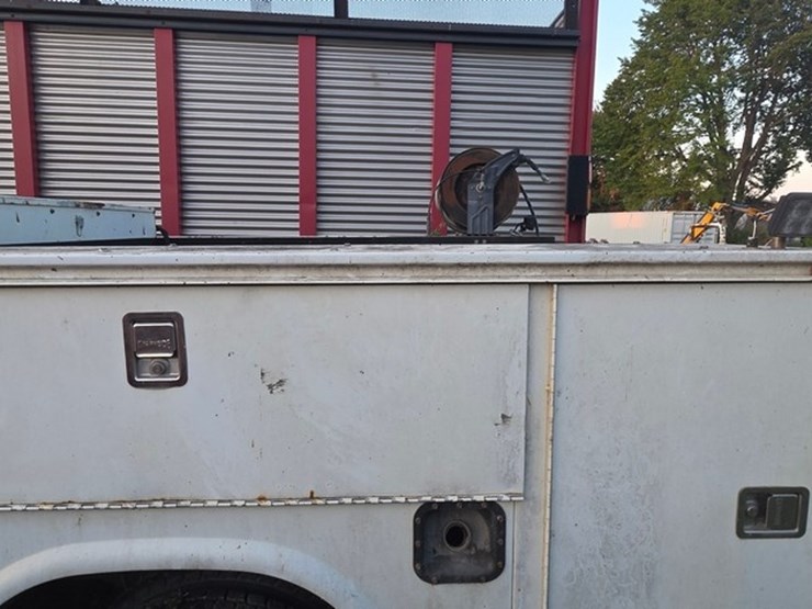 2010-ford-f550-image-26