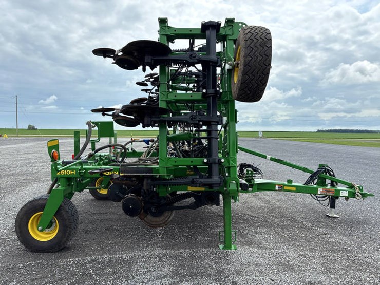 2023-john-deere-2510h-image-4