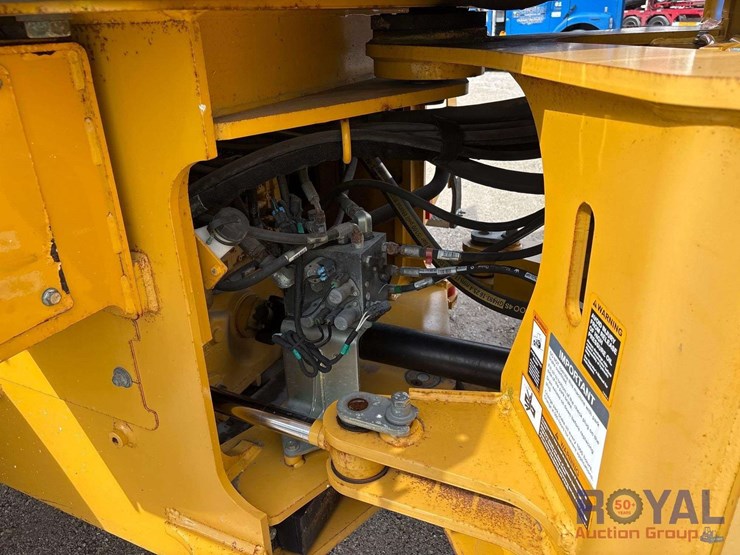2018-deere-524k-image-23