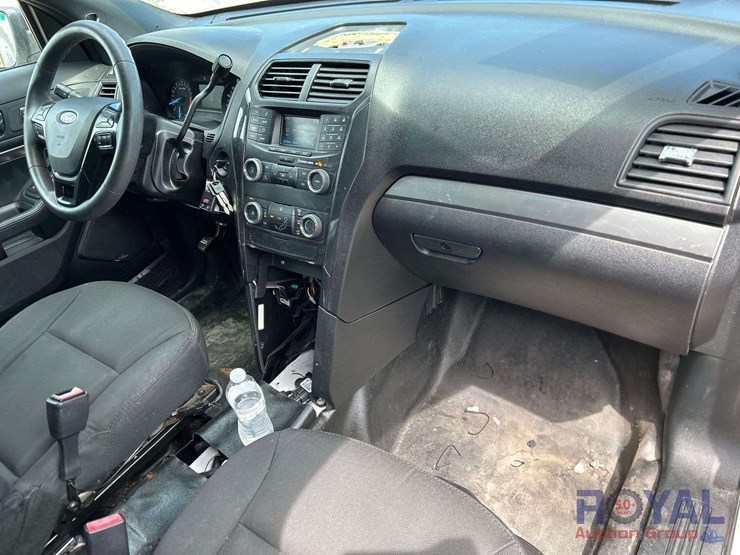 2019-ford-explorer-image-24